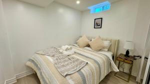 Letto o letti in una camera di Cozy Hidden Gem, Stylish 2BR with Sofa Bed