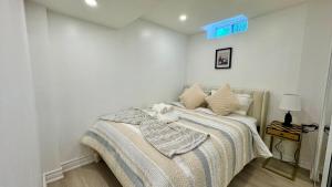 Letto o letti in una camera di Cozy Hidden Gem, Stylish 2BR with Sofa Bed