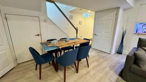 TV o dispositivi per l'intrattenimento presso Cozy Hidden Gem, Stylish 2BR with Sofa Bed