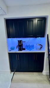 Cucina o angolo cottura di Cozy Hidden Gem, Stylish 2BR with Sofa Bed