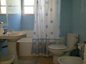 Koupelna v ubytování SPACIOUS FLAT WITH SEA VIEWS, 3 BEDROOMS, 2 BATHROOMS and NEXT TO THE BEACH!! + 32 fotografií