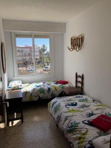 Postel nebo postele na pokoji v ubytování SPACIOUS FLAT WITH SEA VIEWS, 3 BEDROOMS, 2 BATHROOMS and NEXT TO THE BEACH!!