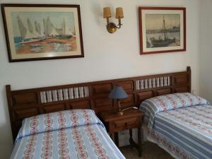 Postel nebo postele na pokoji v ubytování SPACIOUS FLAT WITH SEA VIEWS, 3 BEDROOMS, 2 BATHROOMS and NEXT TO THE BEACH!!