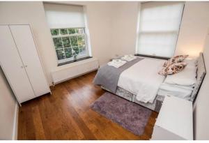 Ένα ή περισσότερα κρεβάτια σε δωμάτιο στο 4 Bed Flat - Sleeps 10 - Pets - Parking