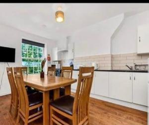 Η κουζίνα ή μικρή κουζίνα στο 4 Bed Flat - Sleeps 10 - Pets - Parking