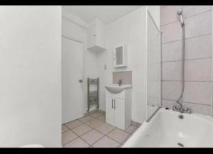 Ένα μπάνιο στο 4 Bed Flat - Sleeps 10 - Pets - Parking