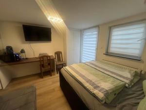 Μια τηλεόραση ή/και κέντρο ψυχαγωγίας στο Souterrain-Apartment +4 φωτογραφίες