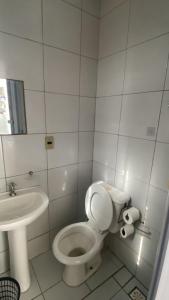 a white bathroom with a toilet and a sink at FLAT ZONA NORTE NATAL PRÓX PRAIA GENIPABU ou shopping partage in Natal +5 photos