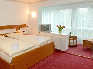 Postel nebo postele na pokoji v ubytování Hotel Zum Goldenen Hirsch