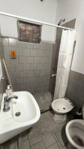 Ένα μπάνιο στο Cabaña con patio y cochera con dos habitaciones