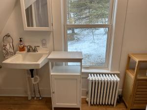 un bagno con lavandino e finestra di Main Street Retreat in Sunapee a Sunapee Altre 31 foto
