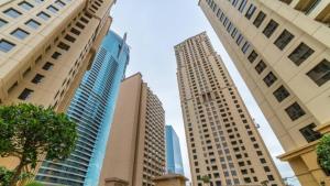迪拜Goodwill Holidays ,Near Jumeirah Beach Residence 1的城市中的一组高楼