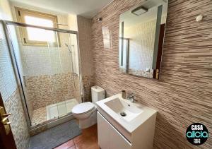 a bathroom with a sink and a toilet and a shower at Casa Alicia - El Cotillo - 2 Camere, 2 Bagni in El Cotillo +18 photos