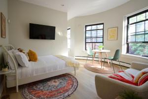 Μια τηλεόραση ή/και κέντρο ψυχαγωγίας στο Studio near South End