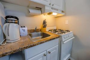 Η κουζίνα ή μικρή κουζίνα στο Studio near South End +3 φωτογραφίες