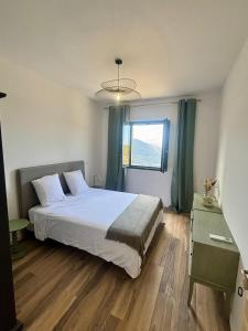 Ένα ή περισσότερα κρεβάτια σε δωμάτιο στο Les chambres du Cap Corse
