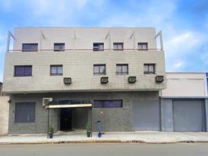 坎皮纳斯Villas Boas Hotel的街边的一栋大楼