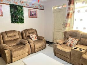 Dynamic Fully Furnished Apartments in Nairobi, 14 km from Jomo Kenyatta International Airport and the SGR的休息区