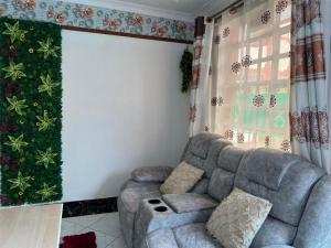 Dynamic Fully Furnished Apartments in Nairobi, 14 km from Jomo Kenyatta International Airport and the SGR的休息区