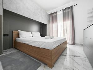 a bedroom with a large bed with white sheets at SkyHaus in Fgura