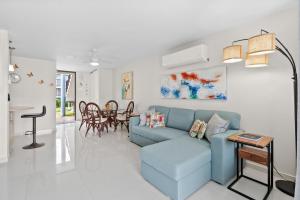 Posezení v ubytování Playas Del Yunque Condo Pool and Beach Access