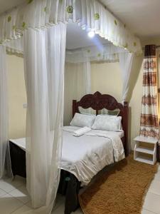 Postel nebo postele na pokoji v ubytování Dynamic Fully Furnished Apartments in Nairobi, 14 km from Jomo Kenyatta International Airport and the SGR