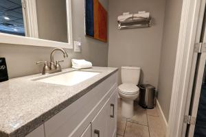 ユーレカ・スプリングスにあるUpstairs Villa at Pine Streetの洗面台とトイレ付きのバスルーム