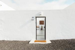 UgaにあるLa Casita de Femés - Adults Onlyの白壁