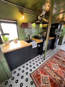Kuchyň nebo kuchyňský kout v ubytování Midnight Train to Marfa 1948 Caboose