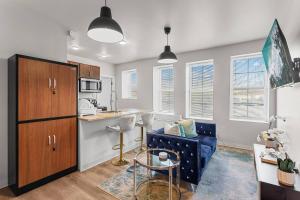 Η κουζίνα ή μικρή κουζίνα στο Classic 2BR Detroit Sugar Hill