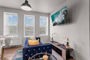 Χώρος καθιστικού στο Classic 2BR Detroit Sugar Hill