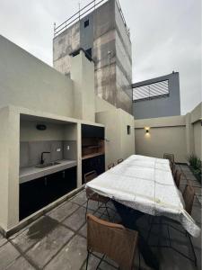 a patio with a table and chairs and a sink at Departamento Premium Tucuman in San Miguel de Tucumán