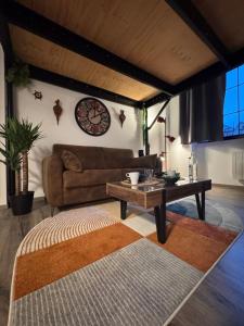 a living room with a couch and a table at Brooklyn Loft - centre parking privé in Troyes