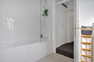 Ένα μπάνιο στο Ideal 3-bed House, Free Parking! +23 φωτογραφίες