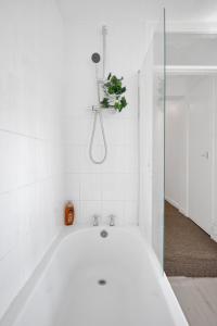 Ένα μπάνιο στο Ideal 3-bed House, Free Parking!