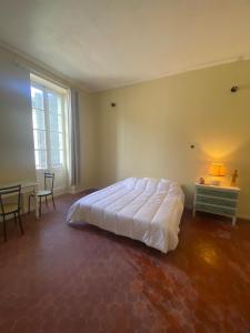 En eller flere senge i et værelse på Grand Studio Roquemaure