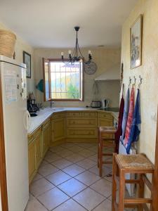 kuchnia z żółtymi szafkami i oknem w obiekcie Villa provençale pour 4 adultes et 2 enfants w mieście La Londe-les-Maures +4 zdjęcia