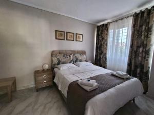 Ένα ή περισσότερα κρεβάτια σε δωμάτιο στο CHRISTINA'S GARDEN HOUSE