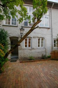 uma entrada de tijolos em frente a uma casa em Ferienwohnung Coco em Lübeck