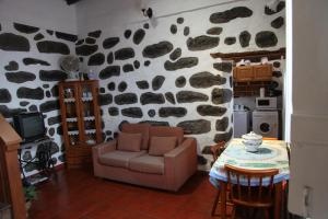 a living room with a couch and a table at casa da Madrinha in Nordeste