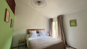 a bedroom with a bed with white sheets and a window at Les Chambres de Giottani in Barrettali