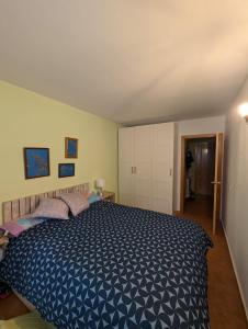 a bedroom with a large bed in a room at Casa espelunciecha in Biescas