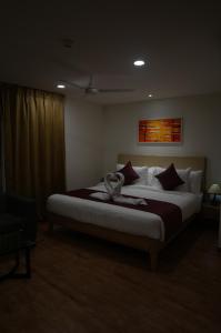 Postel nebo postele na pokoji v ubytování Oasis Suites