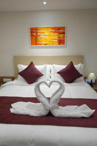Postel nebo postele na pokoji v ubytování Oasis Suites