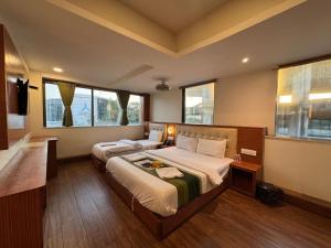 Postel nebo postele na pokoji v ubytování Hotel Aflon midc andheri east