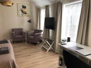 a room with a bed and a desk and chairs at benbmeestervankampen in Oosterwolde