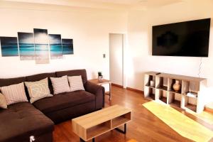 Μια τηλεόραση ή/και κέντρο ψυχαγωγίας στο Cozy Modern Suite With Oceanview