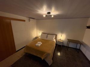 a bedroom with a bed with two towels on it at Casa di flor in Alto Paraíso de Goiás