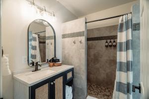 Koupelna v ubytování Swank Boutique Suites