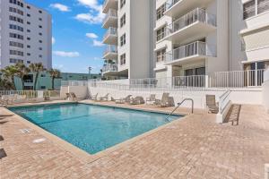 une piscine au milieu d'un immeuble dans l'établissement Direct oceanfront corner condo with spacious balcony and heated beachfront pool, à Ormond Beach